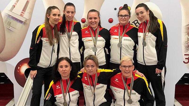 Die Bamberger &bdquo;Silbergirls&ldquo; nach dem verlorenen Champions-League-Finale, hinten von links: Ioana Antal, Ines Maricic, Anne Tonat, Melissa M&uuml;ller, Klara Sedlar sowie vorn, von links: Corinna Kastner, Daniela Kicker und Sina Bei&szlig;er.