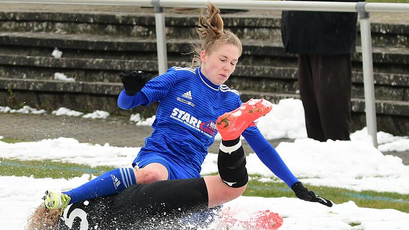 Eine Schnee-Ball-Schlacht im wahrsten Sinne des Wortes lieferten sich am 2. April im Bayernliga-Spiel die Schwabthalerin Svenja Meißner (oben) und Elisabeth Rubner (Stern München).Bilder des Monats April 2022 Eine Schnee-Ball-Schlacht im wahrsten Sinne des Wortes lieferten sich am 2. April im Bayernliga-Spiel die Schwabthalerin Svenja Meißner (oben) und Elisabeth Rubner (Stern München).