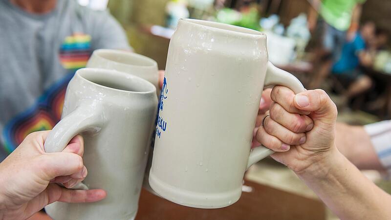 Anstoßen kann man beim Annafest auf 23 Kellern, die Biervielfalt ist beinahe genauso hoch.Forchheim & Fränkische Schweiz Anstoßen kann man beim Annafest auf 23 Kellern, die Biervielfalt ist beinahe genauso hoch.Forchheim & Fränkische Schweiz
