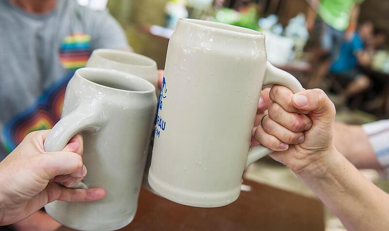 Anstoßen kann man beim Annafest auf 23 Kellern, die Biervielfalt ist beinahe genauso hoch.Forchheim & Fränkische Schweiz Anstoßen kann man beim Annafest auf 23 Kellern, die Biervielfalt ist beinahe genauso hoch.Forchheim & Fränkische Schweiz