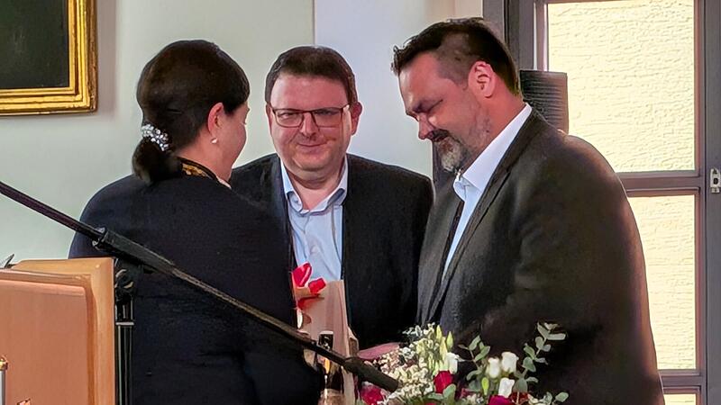 Angela Hofmann dankt ihren Stellvertretern Bernd Liebhardt und Michael ZwingmannDie sch&ouml;nsten Momente der ersten Sitzung des Kronacher Stadtrates.