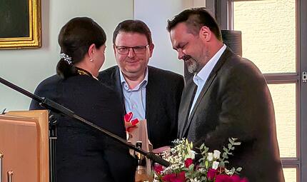Angela Hofmann dankt ihren Stellvertretern Bernd Liebhardt und Michael ZwingmannDie sch&ouml;nsten Momente der ersten Sitzung des Kronacher Stadtrates.