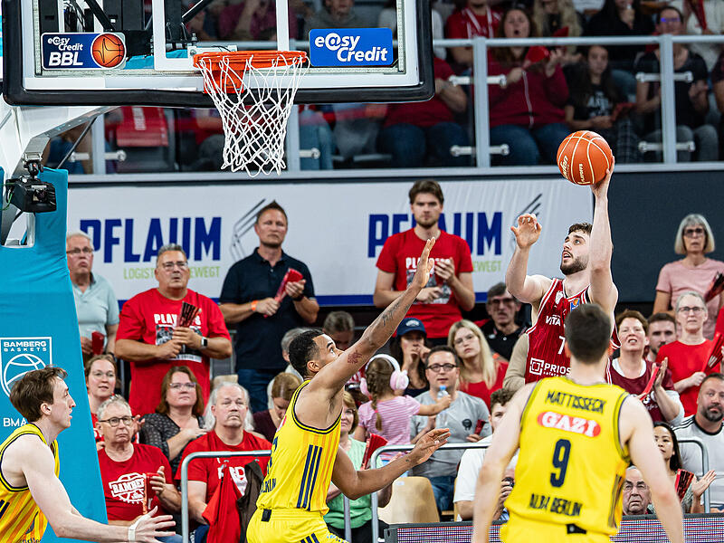 Finn D&ouml;ntgens (mit Ball) schlie&szlig;t gegen Albas Center Norris Agbakoko ab und erzielt zwei Punkte.