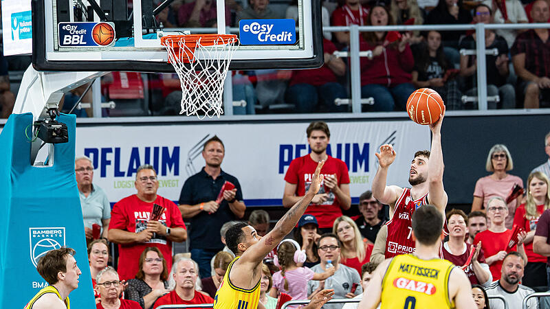 Finn D&ouml;ntgens (mit Ball) schlie&szlig;t gegen Albas Center Norris Agbakoko ab und erzielt zwei Punkte.