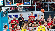 Finn D&ouml;ntgens (mit Ball) schlie&szlig;t gegen Albas Center Norris Agbakoko ab und erzielt zwei Punkte.