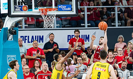 Finn D&ouml;ntgens (mit Ball) schlie&szlig;t gegen Albas Center Norris Agbakoko ab und erzielt zwei Punkte.