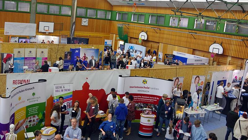 Ein Blick von oben in die zur Messehalle umfunktionierte Sporthalle Ein Blick von oben in die zur Messehalle umfunktionierte Sporthalle