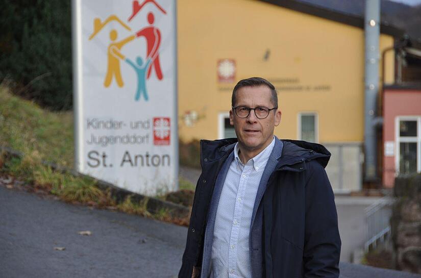 Stephan Schilde, Gesamtleiter des Kinder- und Jugenddorfes St. Anton der Caritas in Riedenberg, berichtet von der Einrichtung mit 65 stationären und 20 teilstationären Plätzen und warum private Spenden so wichtig sind.