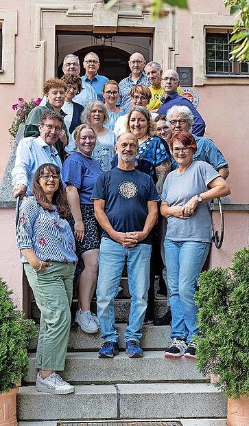 Bürgermeisterkandidatin Astrid Marschall (vorne rechts) mit ihrem Gemeinderatsteam. Patrizia Siontas (vorne links) hatte die Wahlleitung übernommen.
