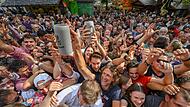Das Freibier zum Anstich der Bergkirchweih ist seit jeher hart umkämpft.  Doch  bei Bierpreisen jenseits der zehn Euro pro Maß bekommt die Schlacht noch mal eine ganz andere Bedeutung. Für manche geht es um die einzige Maß am Berg, die der Geldbeu...