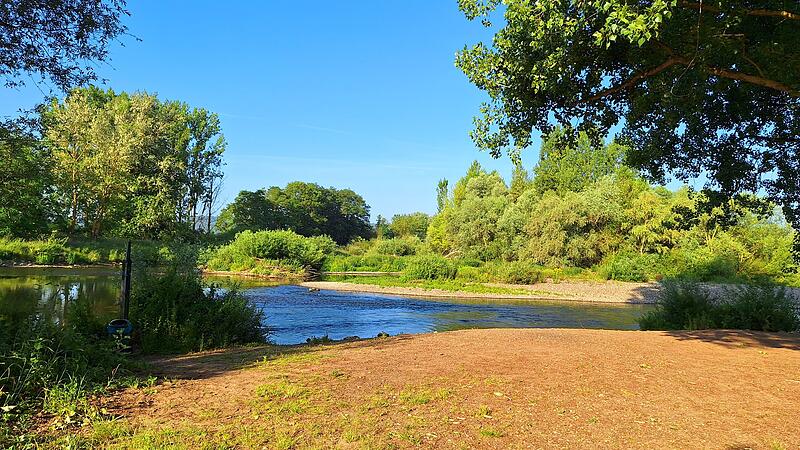 Eine kleine Badeoase mit Geheimtippcharakter: An dieser idyllischen Badestelle an einem See in Breiteng&uuml;&szlig;bach flie&szlig;t der Main vorbei.