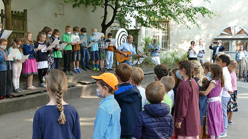 Im Pausenhof der Domschule empfing Rektor Ernst Griebel mit dem Chor aus den Drittkl&auml;sslern die Schulanf&auml;nger.