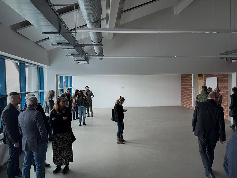 Viele G&auml;ste sahen sich w&auml;hrend der Einweihung des ersten Bauabschnitts der Berufsschule Herzogenaurach in den neuen R&auml;umen um.