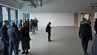Viele G&auml;ste sahen sich w&auml;hrend der Einweihung des ersten Bauabschnitts der Berufsschule Herzogenaurach in den neuen R&auml;umen um.
