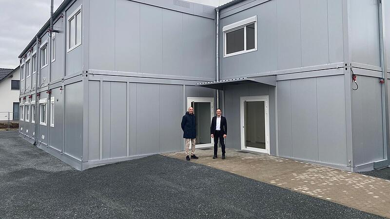 Landrat Christian Meißner (links) mit Schulleiter Peter Gerhardt vor den neuen Klassenräumen.