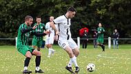 Der dreifache Schammelsdorfer Torschütze Lukas Witterauf nimmt den Ball an; links Marius Vorndran vom TSV Neukenroth.