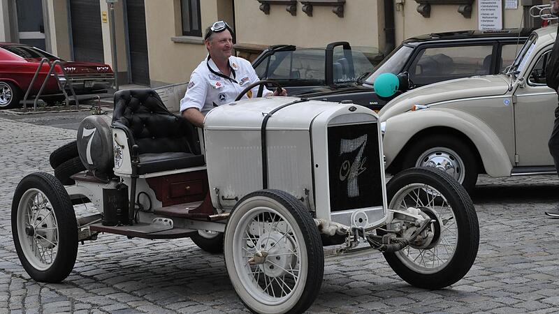 Ob er auch wieder kommt? Steffen Hesse mit seinem Opel-Rennwagen von 1907.