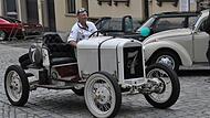 Ob er auch wieder kommt? Steffen Hesse mit seinem Opel-Rennwagen von 1907.
