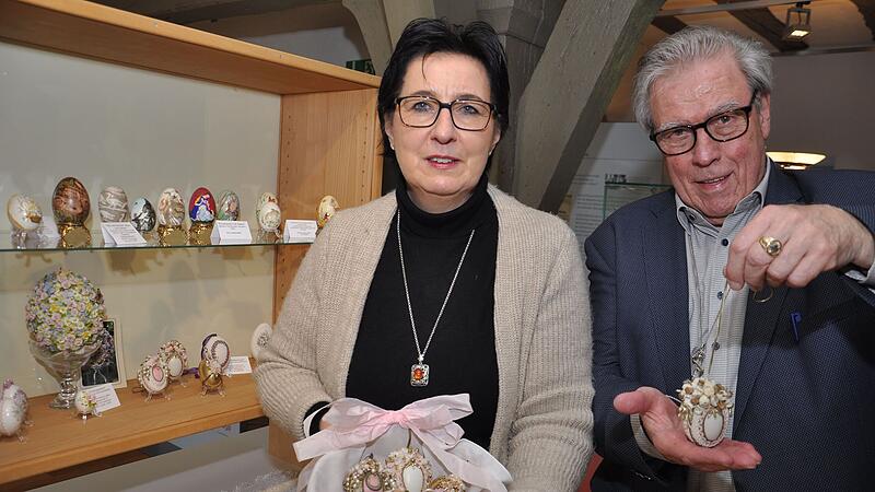 Christine Kastner und Alfred Beetz vom Gr&uuml;nsfelder Kulturverein bei der Er&ouml;ffnung der Osterausstellung im Leuchtenbergsaal.