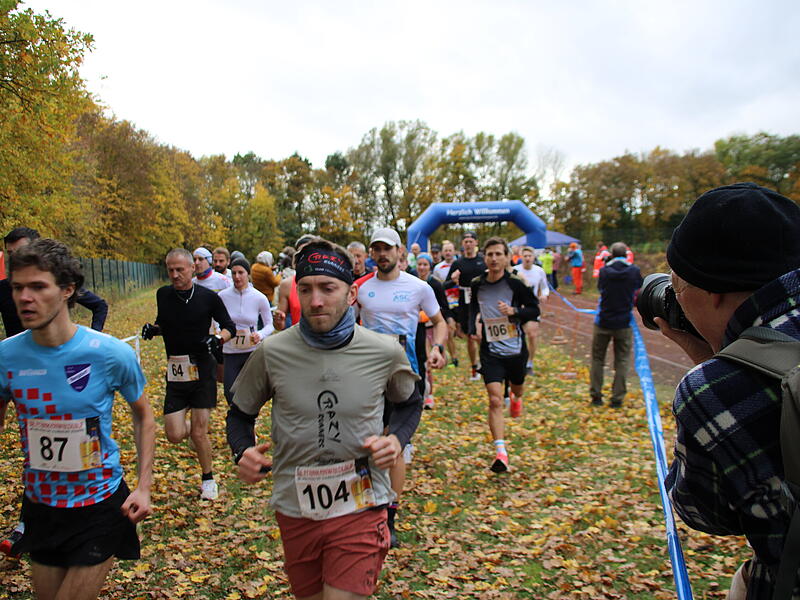 Trotz nasskaltem Herbstwetter lie&szlig;en sich die Sportler den Spa&szlig;  beim 38. Frankenwaldlauf der LG Ludwigschorgast nicht vermiesen.