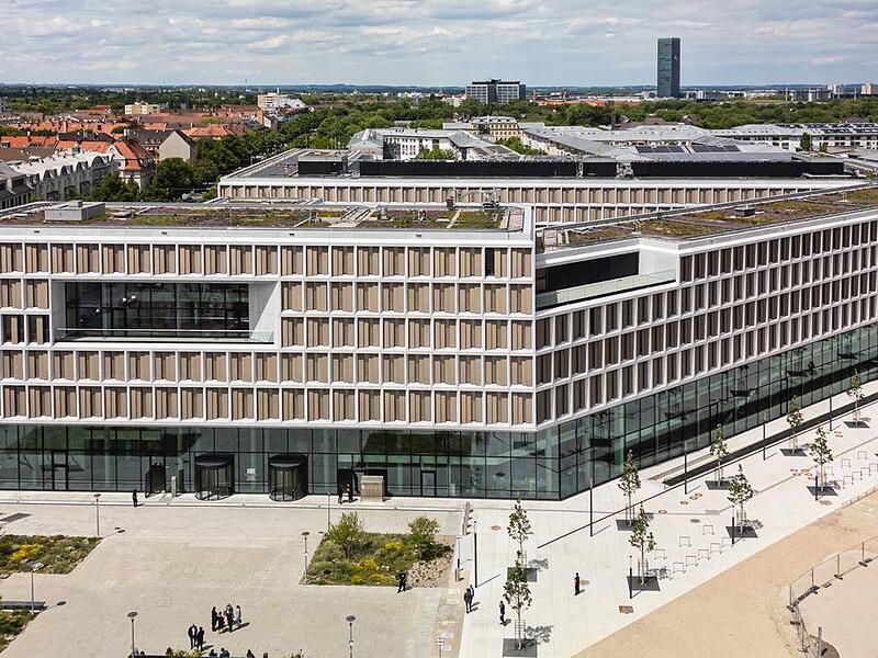 Das neue Strafjustizzentrum in M&uuml;nchen gilt als architektonisches Schmuckst&uuml;ck. Mit der Errichtung des erweiterten Rohbaus hatte der Freistaat die Dechant Hoch- und Ingenieurbau GmbH beauftragt. Bernd Jaufmann