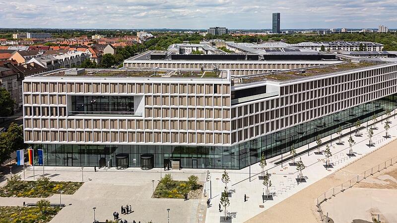 Das neue Strafjustizzentrum in München gilt als architektonisches Schmuckstück. Mit der Errichtung des erweiterten Rohbaus hatte der Freistaat die Dechant Hoch- und Ingenieurbau GmbH beauftragt. Bernd Jaufmann Das neue Strafjustizzentrum in München gilt als architektonisches Schmuckstück. Mit der Errichtung des erweiterten Rohbaus hatte der Freistaat die Dechant Hoch- und Ingenieurbau GmbH beauftragt. Bernd Jaufmann