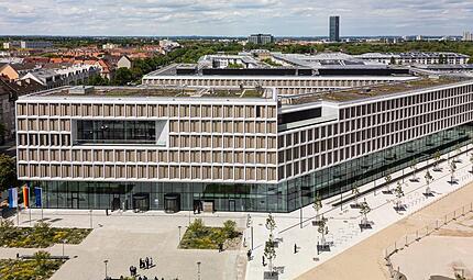 Das neue Strafjustizzentrum in M&uuml;nchen gilt als architektonisches Schmuckst&uuml;ck. Mit der Errichtung des erweiterten Rohbaus hatte der Freistaat die Dechant Hoch- und Ingenieurbau GmbH beauftragt. Bernd Jaufmann