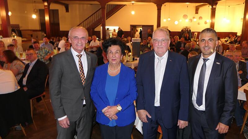 Der vierfache Handwerksmeister Günter Freß (Dritter von links) wurde von Landrat Wilhelm Schneider (links) für sein Lebenswerk geehrt. Ehefrau Helga und Sohn Friedrich Freß (rechts) freuten sich ebenfalls über die Auszeichnung beim Jubiläumsfest z...