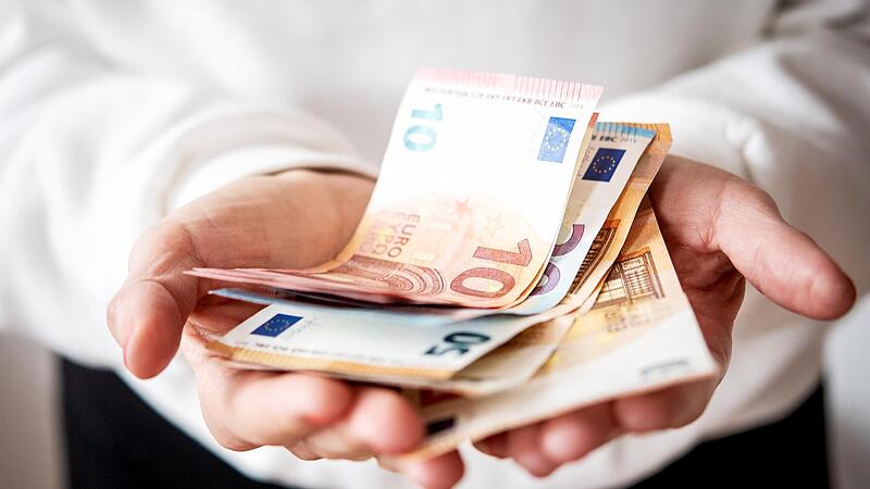 Die Zahl der Menschen w&auml;chst, die mit B&uuml;rgergeld aufstocken m&uuml;ssen. Die Bundesregierung will die Kosten daf&uuml;r auf die L&auml;nder abw&auml;lzen.