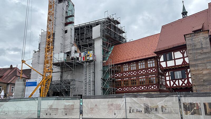 So sieht das Forchheimer Rathaus aktuell aus. Die Fertigstellung zieht sich noch ein wenig hin.Forchheim & Fränkische Schweiz So sieht das Forchheimer Rathaus aktuell aus. Ende 2026 sollen die millionenschweren Arbeiten fertig sein. Ist der Zeitplan noch haltbar?