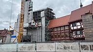 So sieht das Forchheimer Rathaus aktuell aus. Ende 2026 sollen die millionenschweren Arbeiten fertig sein. Ist der Zeitplan noch haltbar?