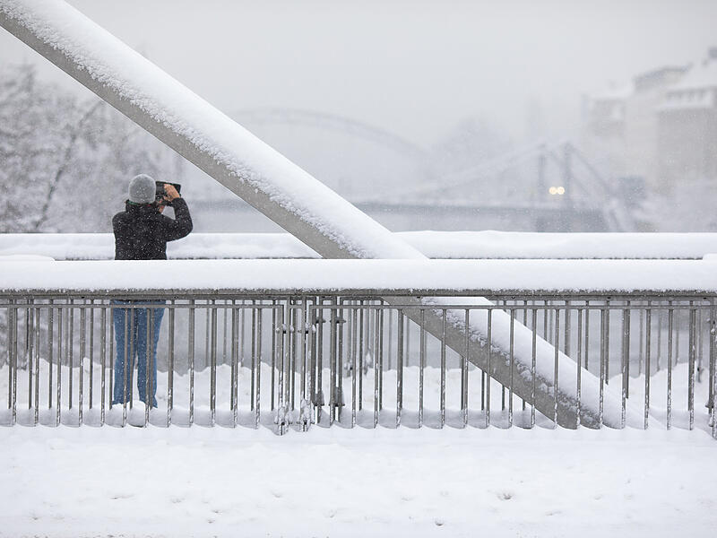 Bamberg in Wei&szlig;: Die Domstadt ist im Schneenebel kaum noch zu sehen.