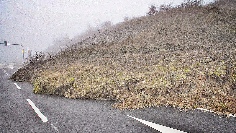 Gro&szlig;fl&auml;chiger Erdrutsch an Auffahrt zu A71 bei W&uuml;lfershausen