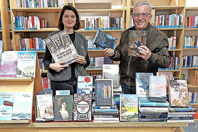 Stefanie Mahlmeister, Leiterin der Bad Kissinger Stadtb&uuml;cherei, freut sich &uuml;ber die 70 neuen B&uuml;cher von Literaturkritiker Sigismund von Dobsch&uuml;tz.