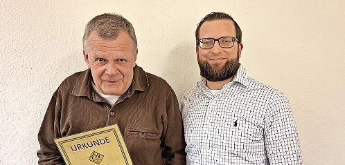 Vorsitzender Maximilian Pfülb (rechts) hat für 70-jährige Mitgliedschaft Dieter Horer geehrt.