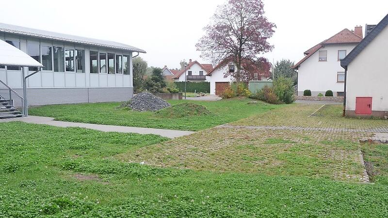 Zwischen dem Feuerwehrgerätehaus und der Scholz-Halle als Erweiterung der Feuerwehr Stockheim werden 19 Parkplätze angelegt und die Außenanlagen verschönert. Zwischen dem Feuerwehrgerätehaus und der Scholz-Halle als Erweiterung der Feuerwehr Stockheim werden 19 Parkplätze angelegt und die Außenanlagen verschönert.