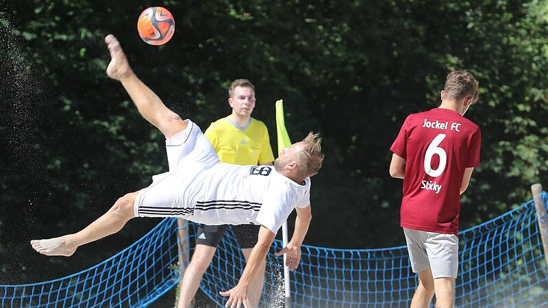 Gegen den FC Jockel aus Hessen drehten Andreas B&ouml;hnlein (wei&szlig;es Trikot) und der 1. FC 0815 Friedersdorf einen 0:2-Pausenr&uuml;ckstand in einen 3:2-Sieg.