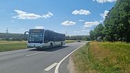 Ein Linienbus des Verkehrsverbunds Großraum Nürnberg (VGN) ist auf Dienstfahrt unterwegs.Forchheim & Fränkische Schweiz