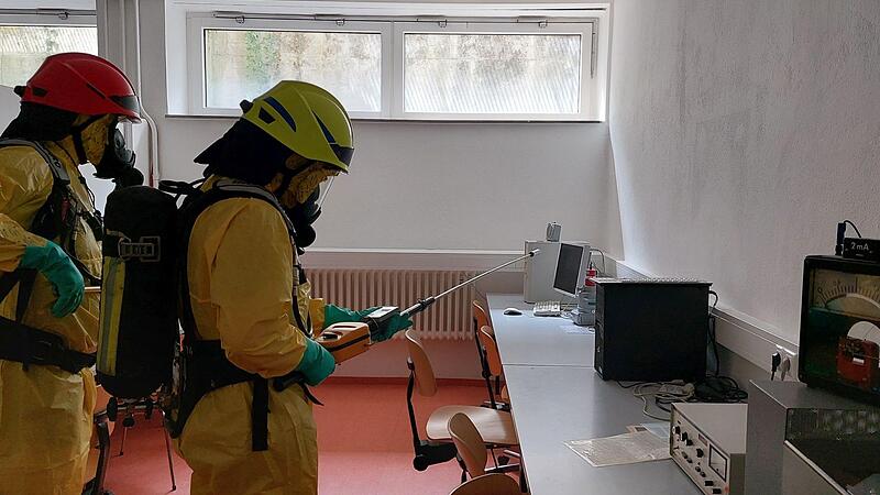 Mit dem Geigerz&auml;hler wird das Labor nach strahlendem Material abgesucht.