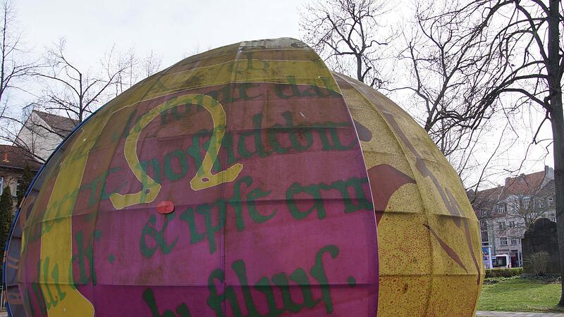 Das Zelt  kriegt eine neue Plane.