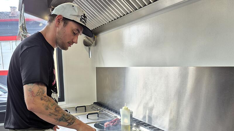 Koch Chris Kaufmann steht am Herd der Housnkuh.