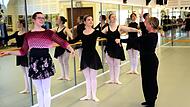 Normalerweise bleiben die T&uuml;ren f&uuml;r Neugierige verschlossen, wenn Tanzp&auml;dagogin Anna Lena Etterer-Burger zur Ballettstunde f&uuml;r Erwachsene einl&auml;dt.