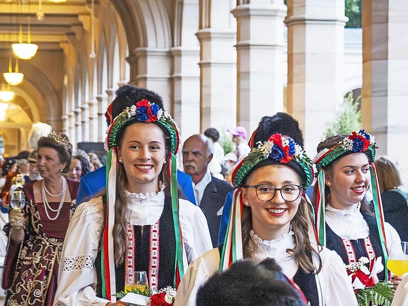 Geh&ouml;ren zum Rakoczy-Fest traditionell dazu: Die Ungarinnen und die Panduren.