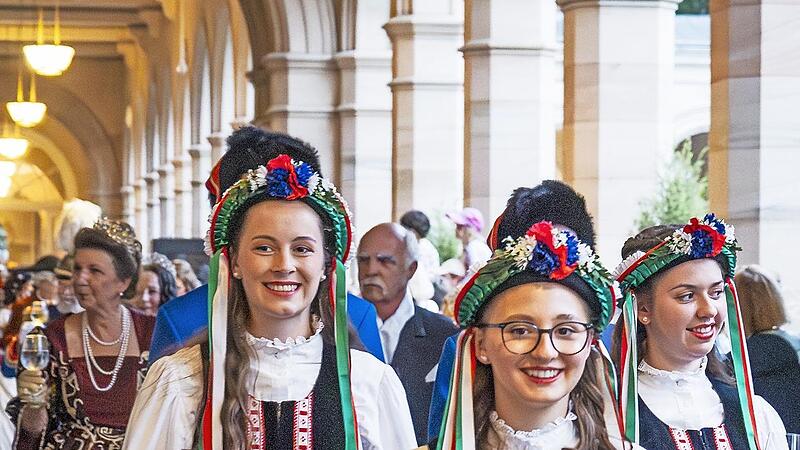 Geh&ouml;ren zum Rakoczy-Fest traditionell dazu: Die Ungarinnen und die Panduren.