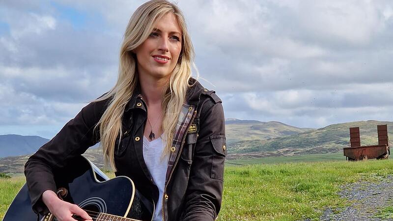 Singer-Songwriterin Jessica May Fletcher spendiert die passende Musik zum Celtic Castle Festival.