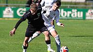 Hier macht der Coburger Artur Miller (weiß)  bei der Ballannahme Druck auf Vincent Weber vom FC Stockheim. Der vorletzte Tabellenplatz in der Bezirksliga Oberfranken West nagt am Selbstvertrauen der „Bergleute“.