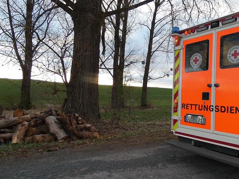 Der Mann hatte wirklich Glück. Das Motorrad verfehlte nur knapp einen massiven Baum und fuhr auf einen Holzstapel am Straßenrand.