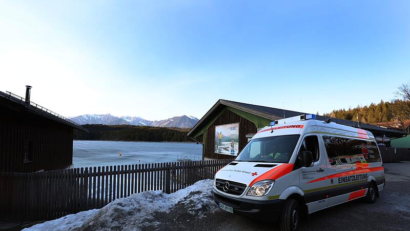 Mehrere Menschen auf zugefrorenem Eibsee eingebrochen
