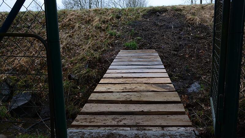 Seit den 1960er Jahren f&uuml;hrten private Holzstege &uuml;ber den &Uuml;berlaufgraben des Mains bei Burghaig. Das Wasserwirtschaftsamt lie&szlig; sie  entfernen, ohne die Anwohner zu informieren.