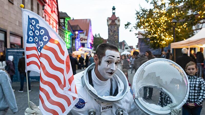 Das Kulturfestival „Hin & herzo“ im September war ein Höhepunkt des Herzogenauracher Kulturlebens im vergangenen Jahr, Und das soll es auch heuer werden. Dieser Astronaut-Clown würde auch gut zum diesjährigen Motto „Zeit und Zeiten“ passen.